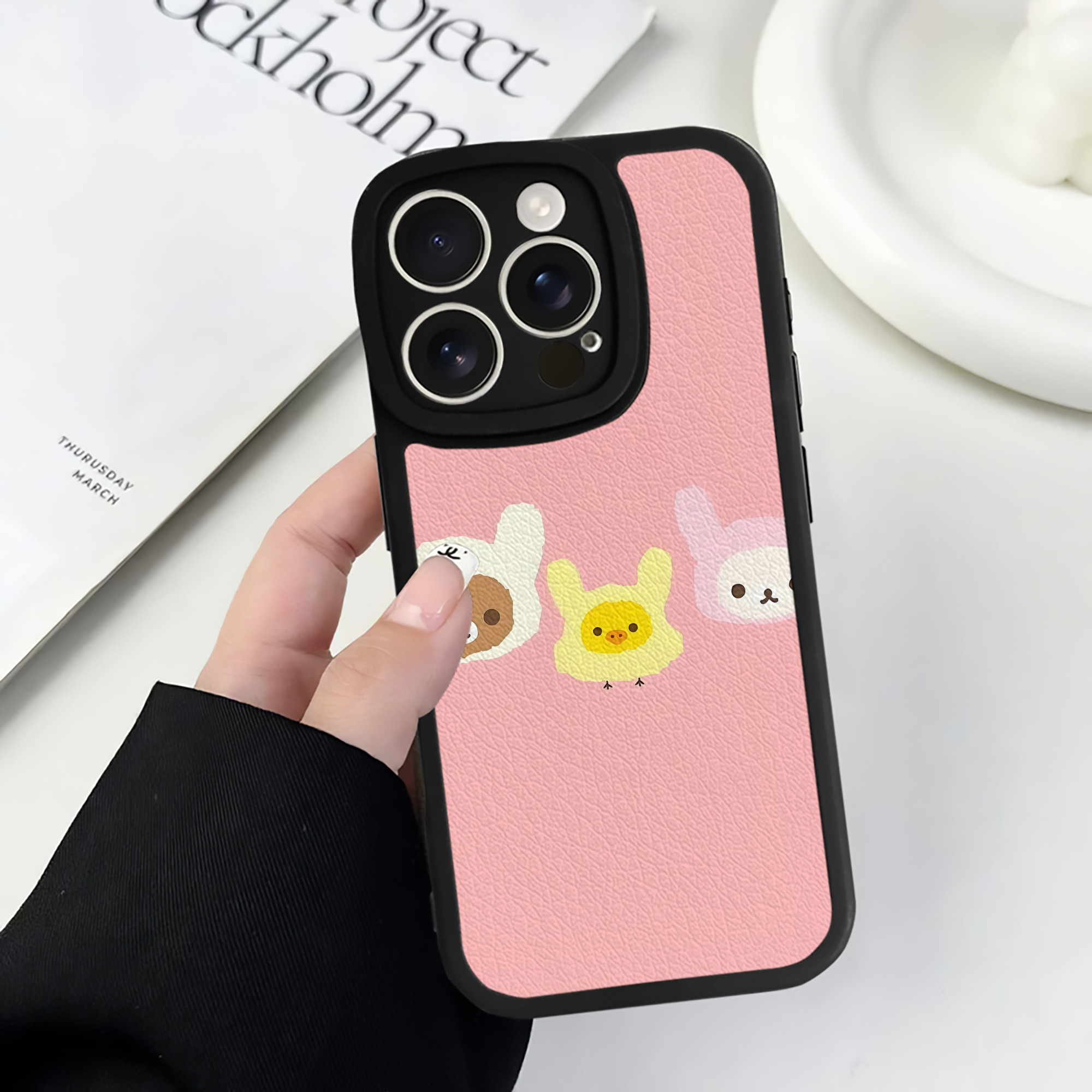 （画像用） リラックマ リラックマ キイロイトリ Rilakkuma Korilakkuma Kiiroitori 【iPhone 16シリーズ対応】シリコンスマホケース（レザー調） 材質：シリコン